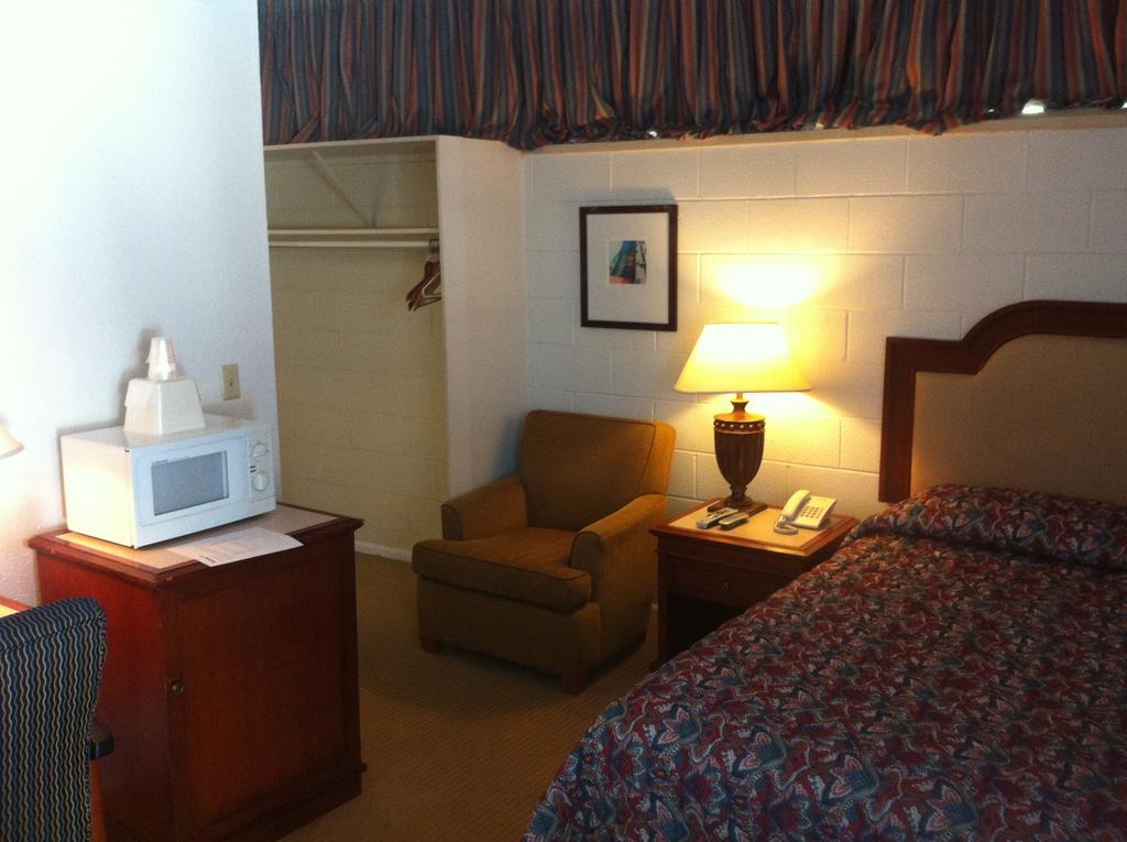 Economy Inn Річленд Екстер'єр фото